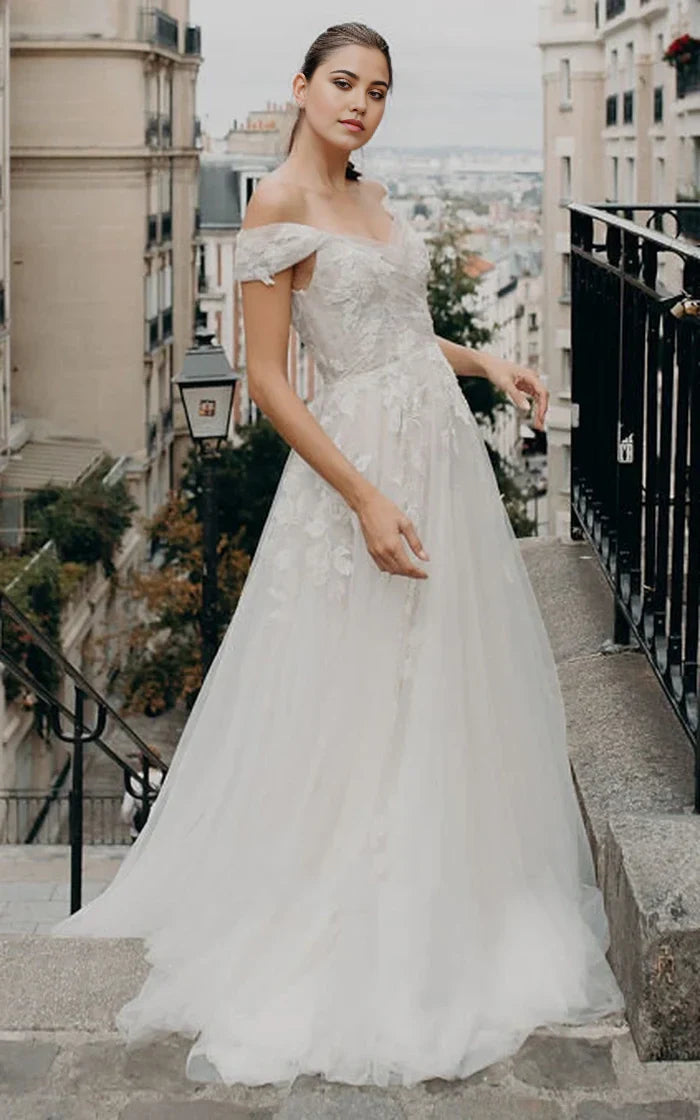 Vestido de novia bohemio de tul con hombros descubiertos, manga corta y cola de cepillo, con apliques